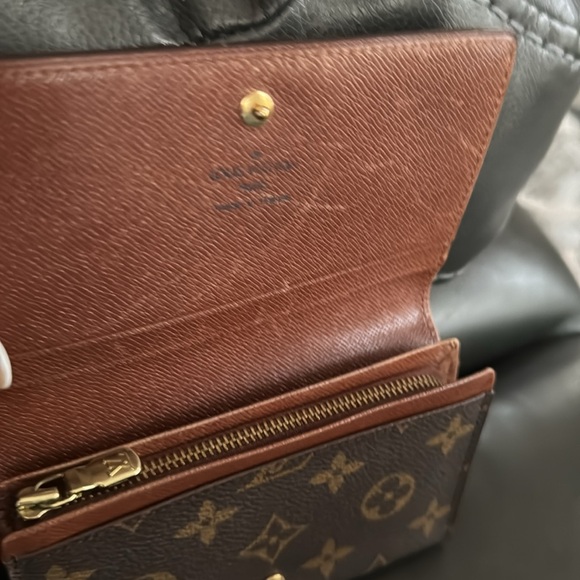 Authentic Louis Vuitton short monogram wallet, with zipper interior.  Unisex - Picture 6 of 9